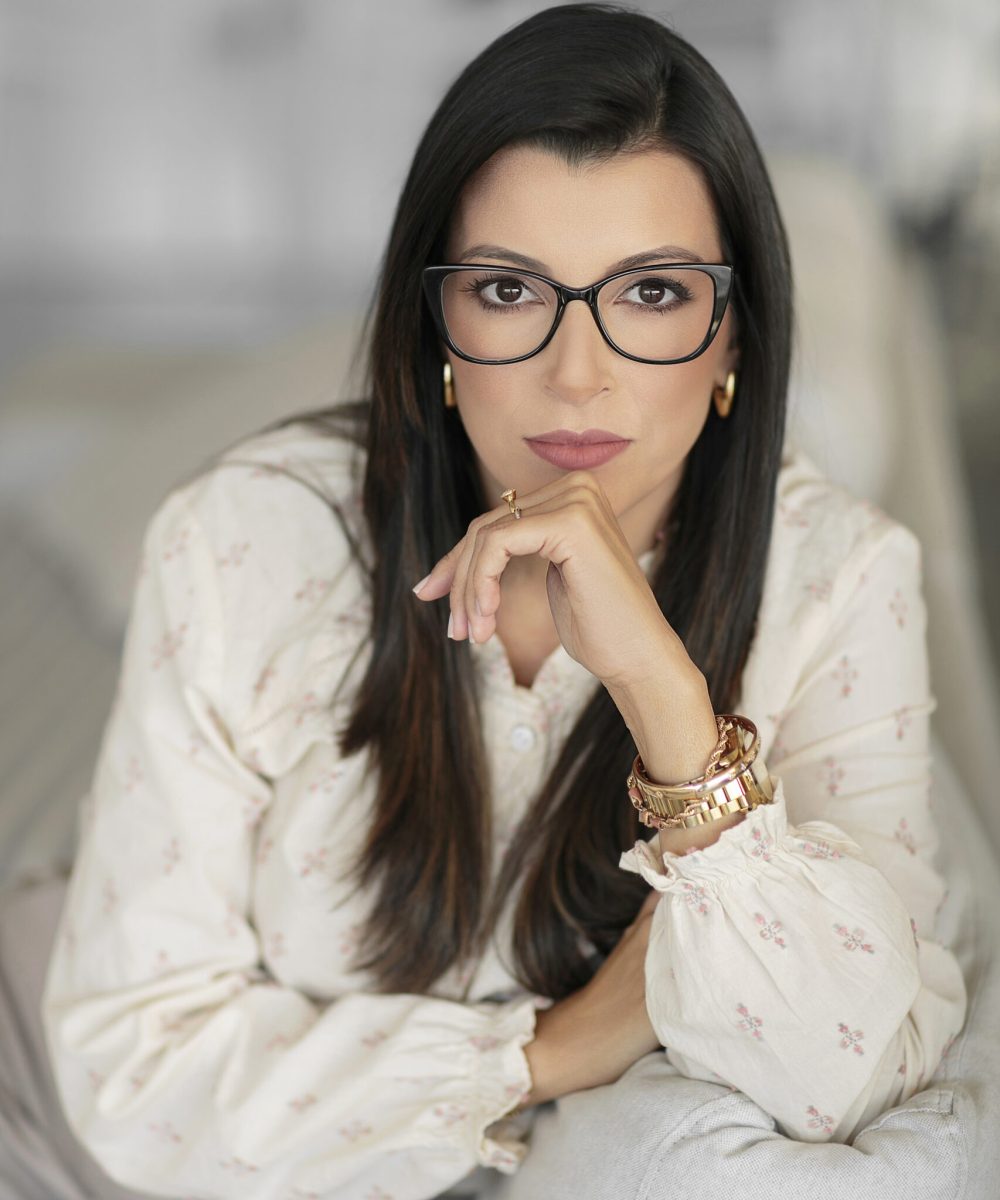 Daniela Dall Asta Dias, cofundadora da Ágata Imóveis, posando com elegância e olhar atento, símbolo de curadoria refinada e atendimento exclusivo.
